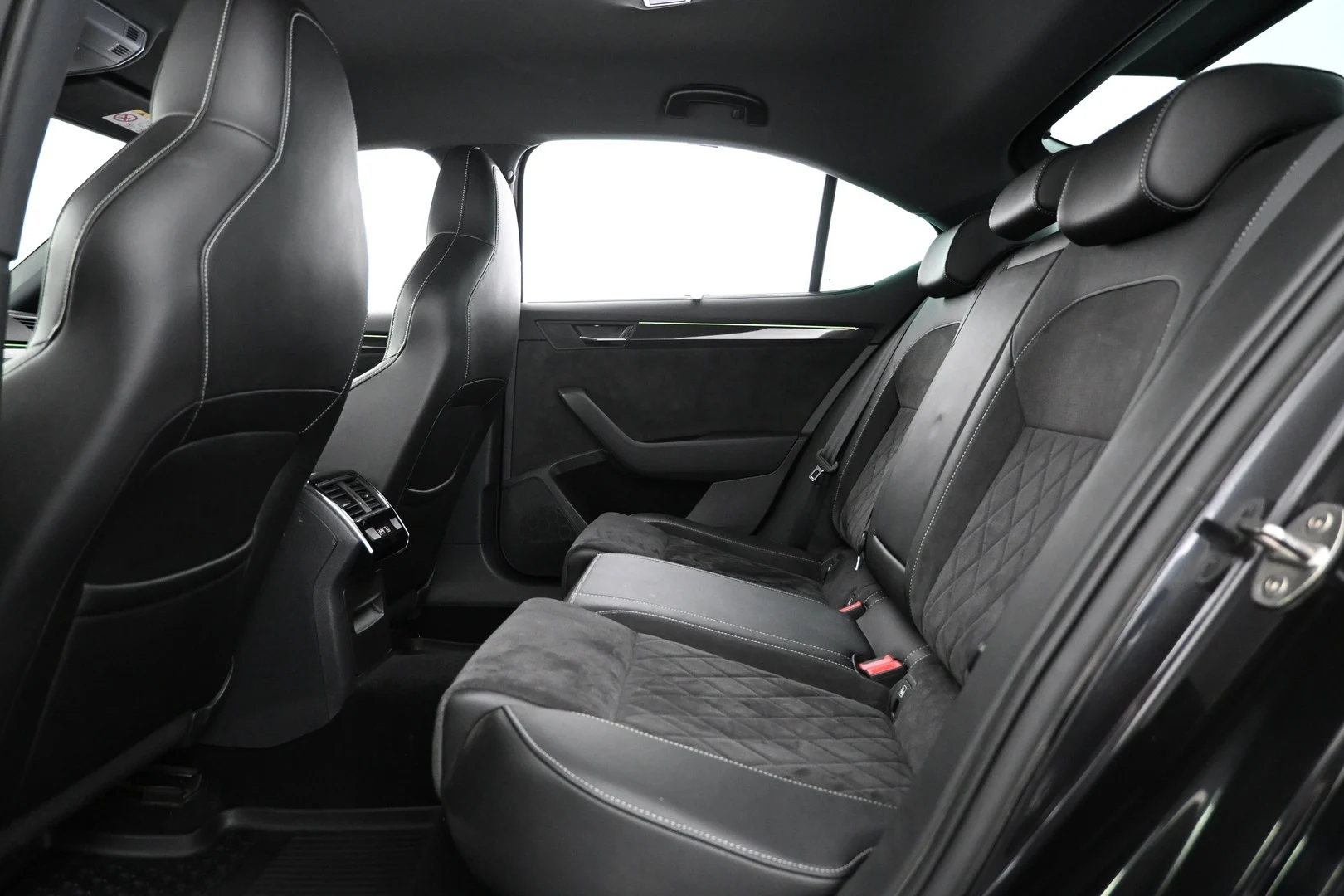 Car Image - 6T0Kne3bW5MpnZYidioFw4