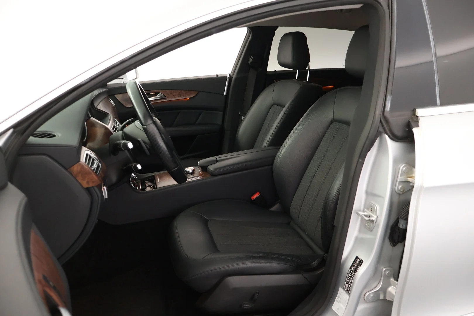 Car Image - IWH01pl2ke73DD8hporgu