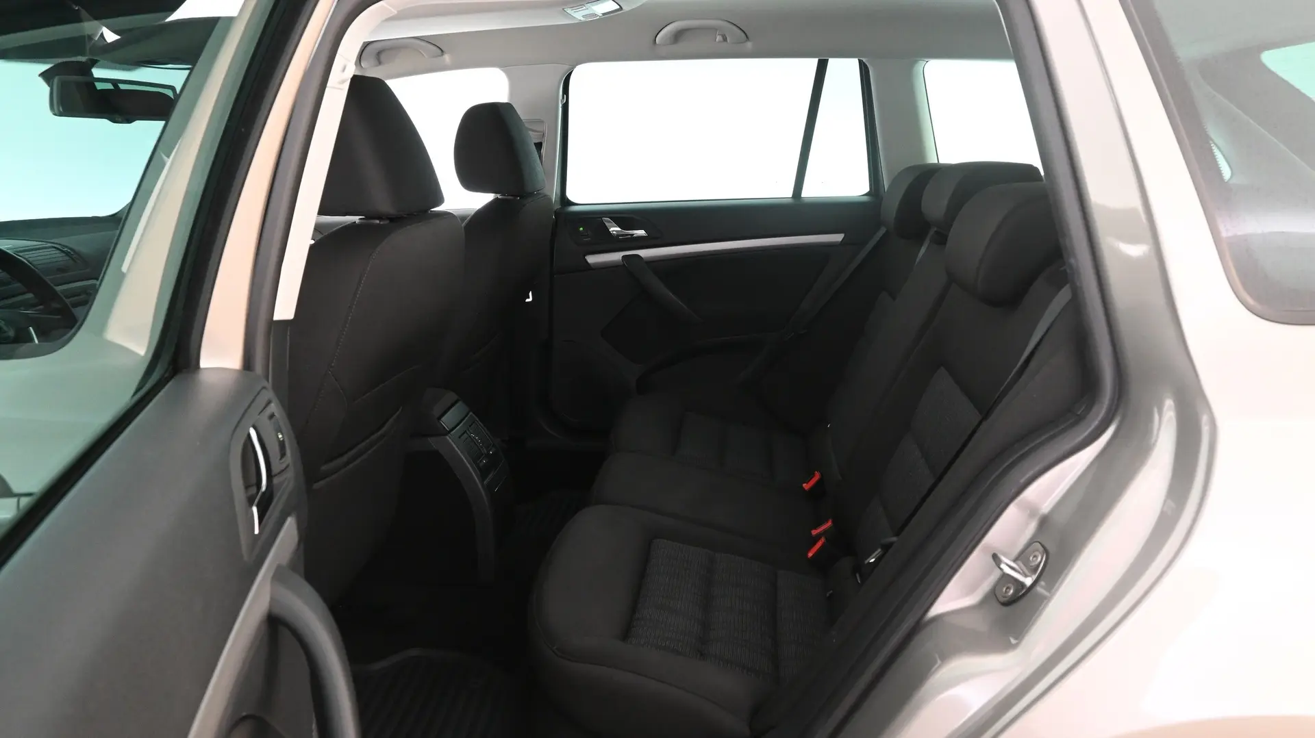 Car Image - 6msjWjLb3S19u5WtiUzpVm