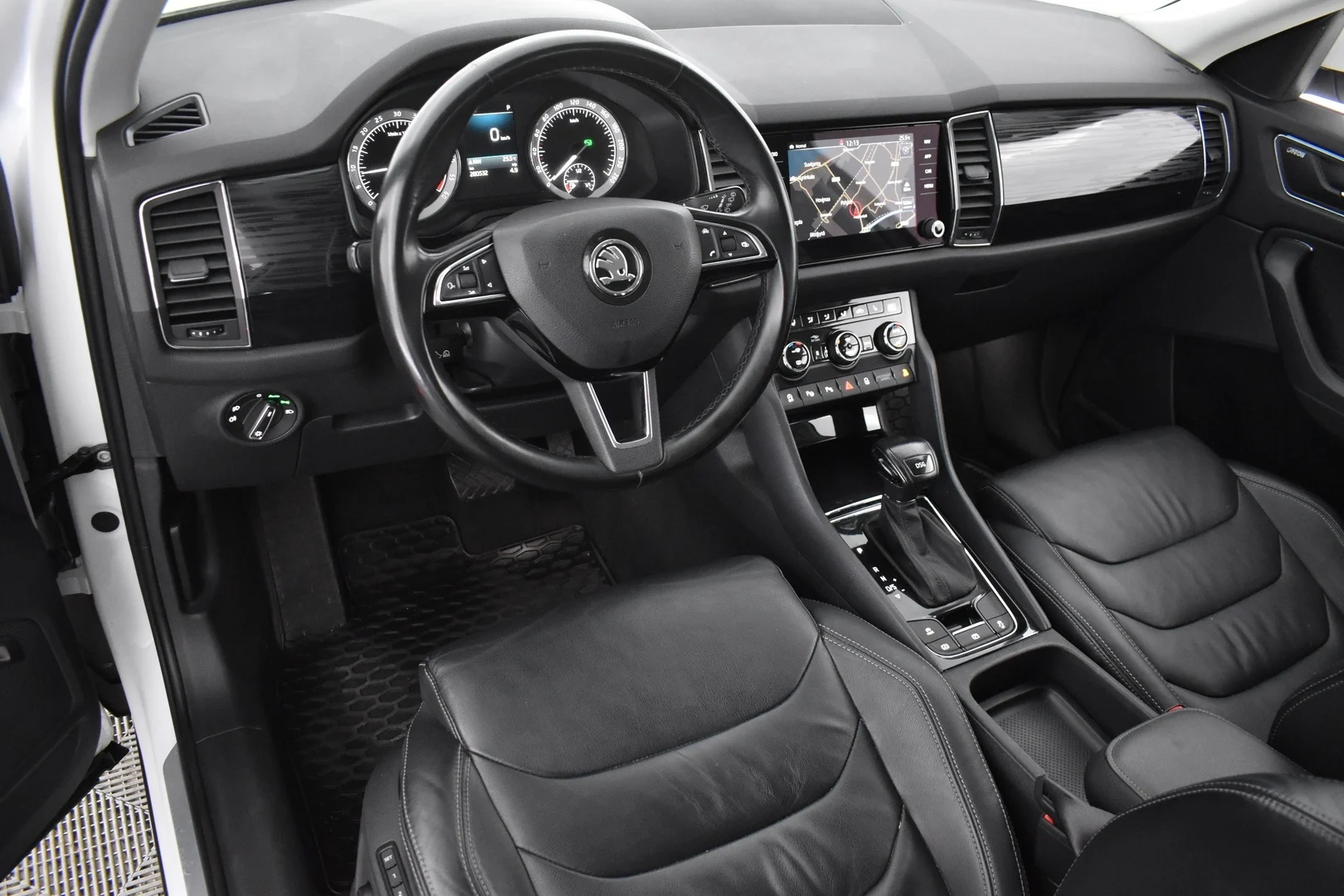 Car Image - 5vdDNiD7lCAwju2EPsXHeB