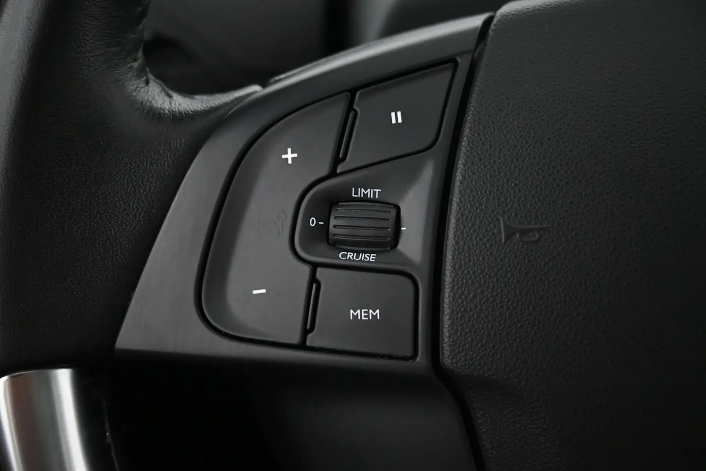 Car Image - 3AadOA5iGREurZoXprio68