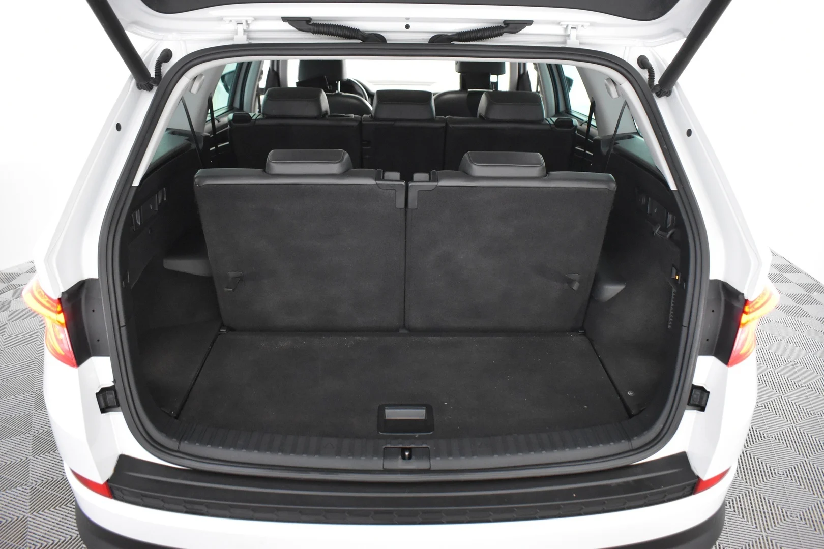 Car Image - 5hLoFwjJbZWoS6aWXnRJw1