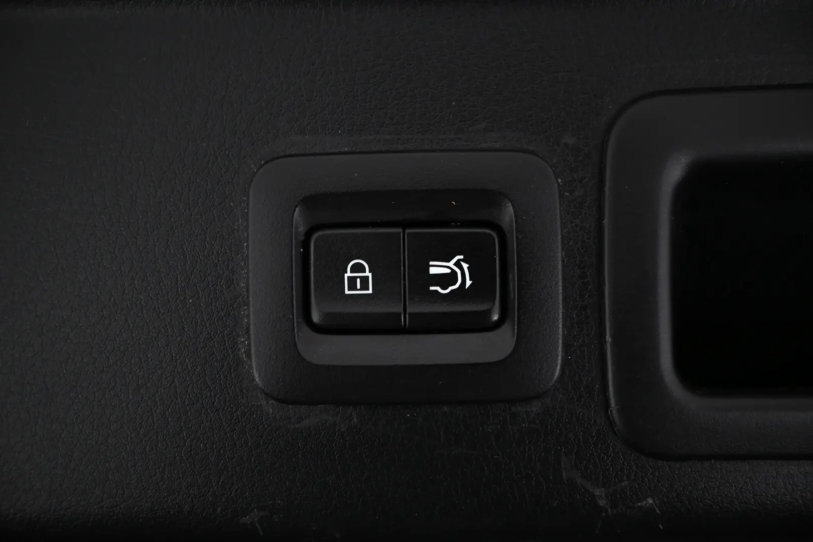 Car Image - Aj5P9XmHDsNuKAKDMcPtd