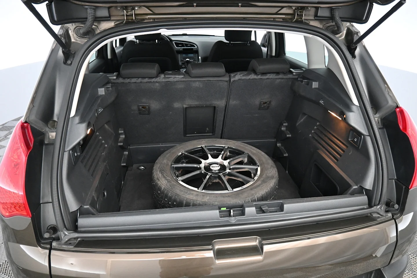 Car Image - 2hOf7BvHrqgQ8fqycjZKNK