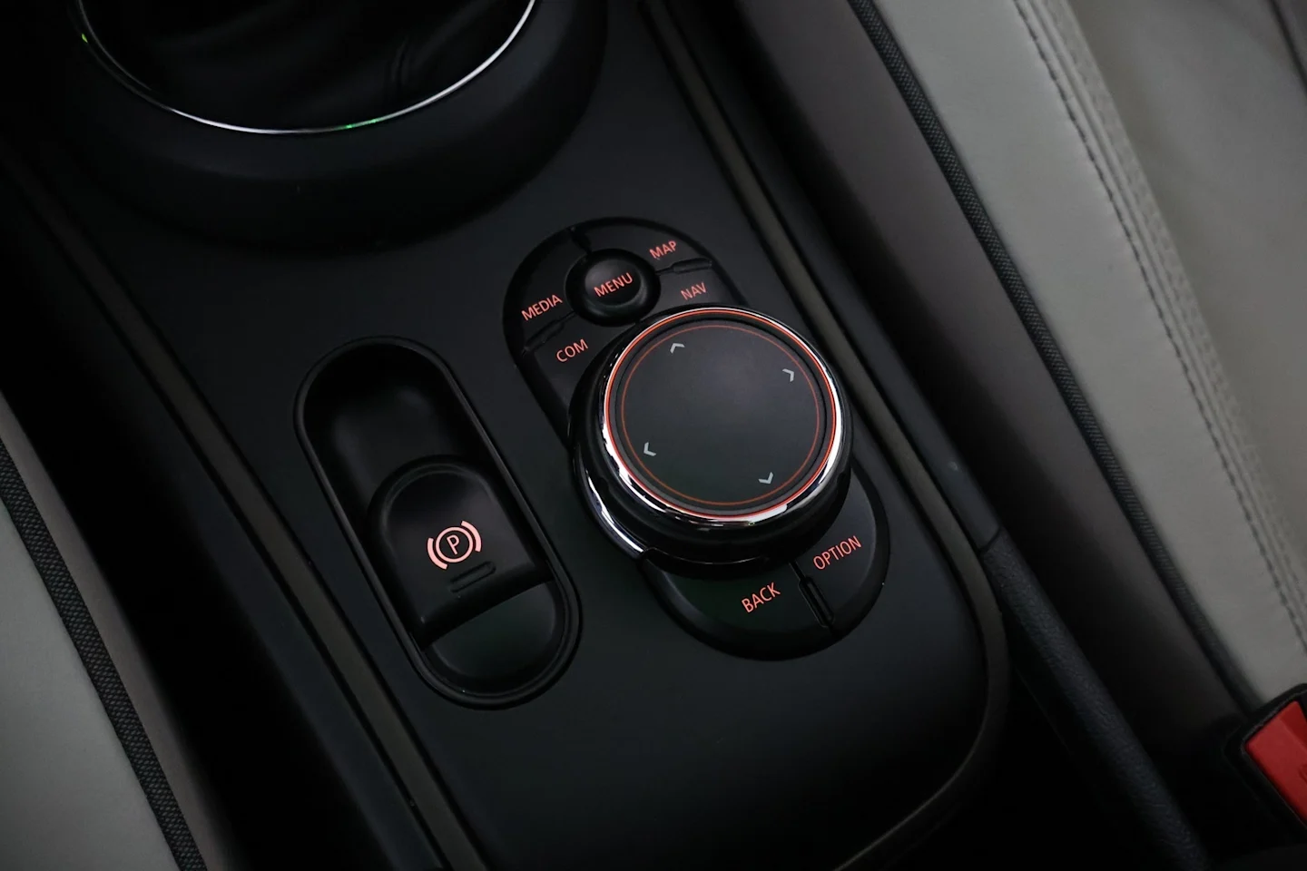 Car Image - 6da26LLYS5MV2oKUA1M9aV