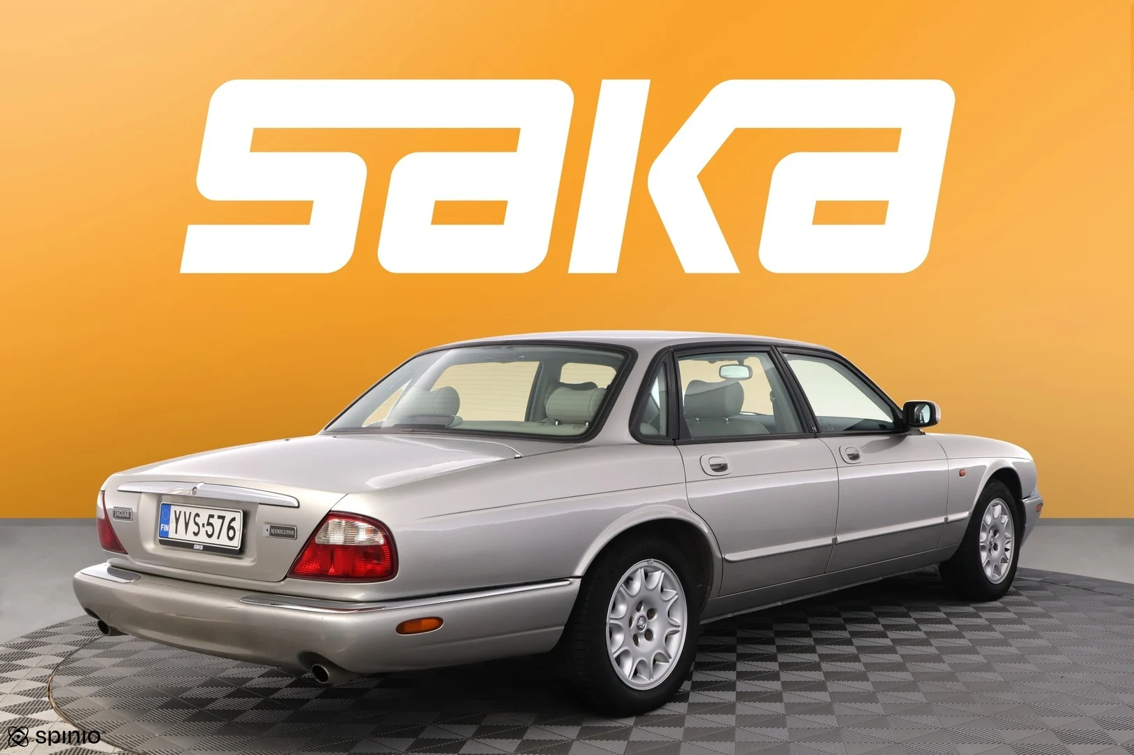 Car Image - FwyJT6Ga9AAlmVO8qm1Q8