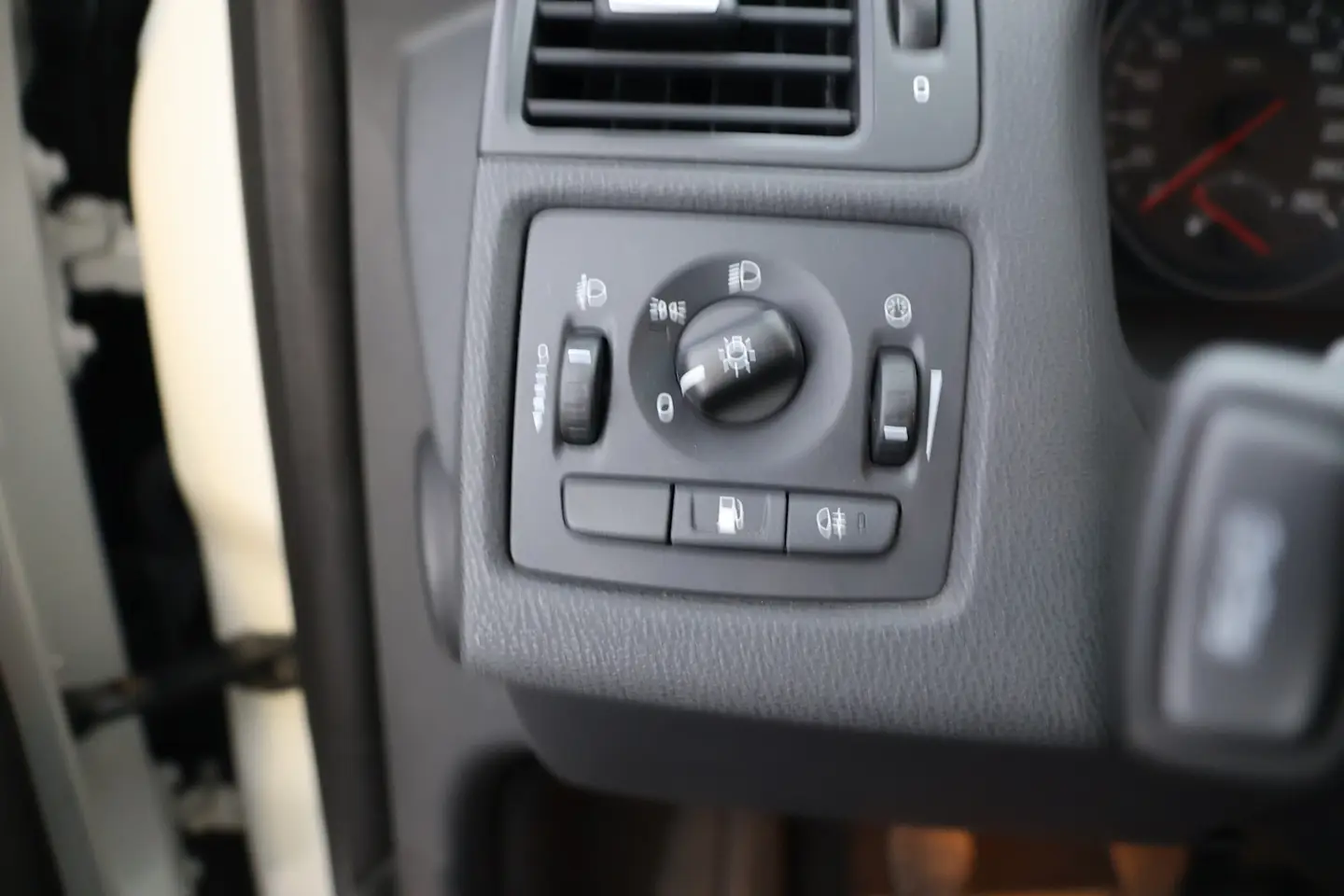 Car Image - 1vNmM4HdGLxh5pw69dmFtN