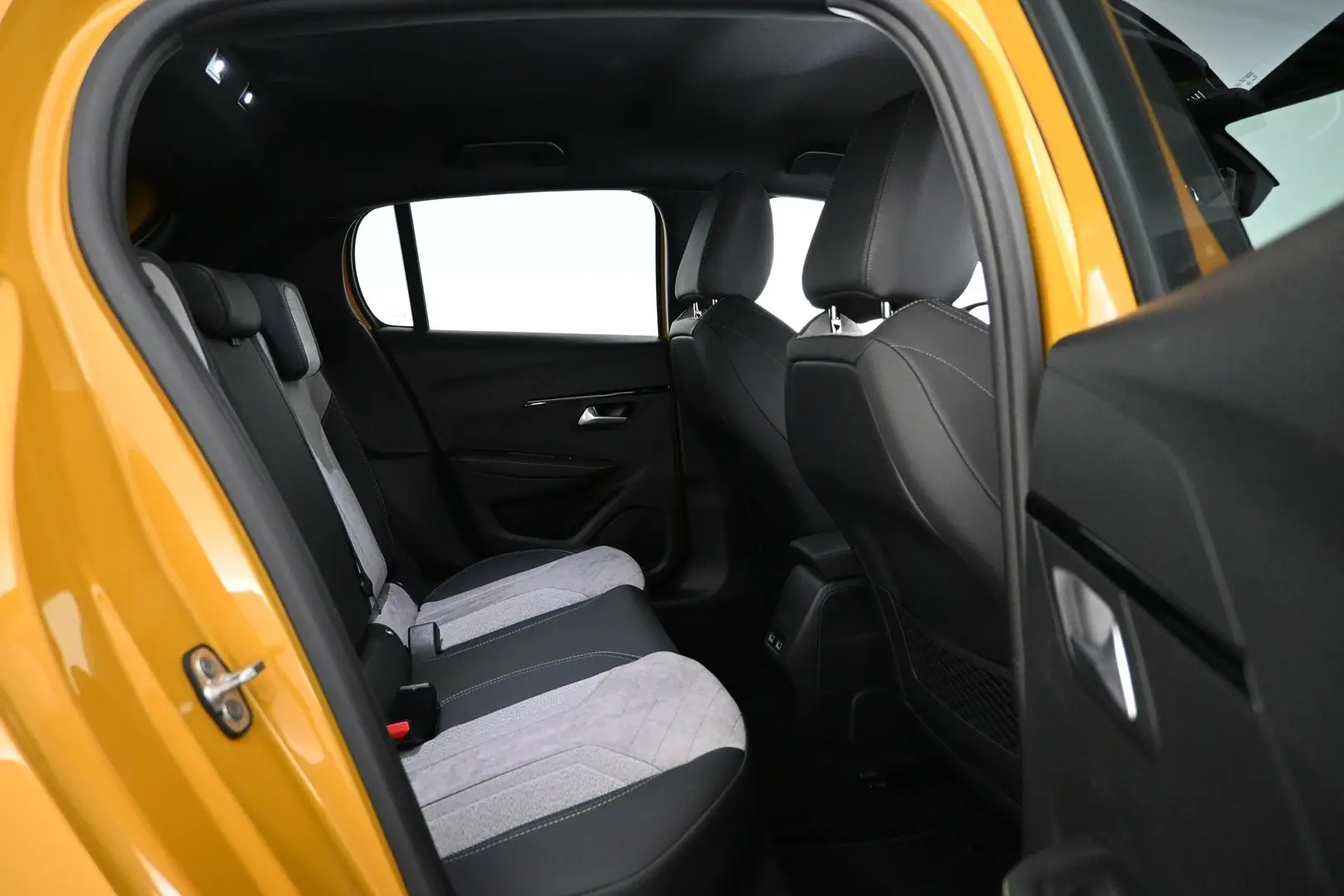 Car Image - Oyx9WXkBsVN8caE55q28K