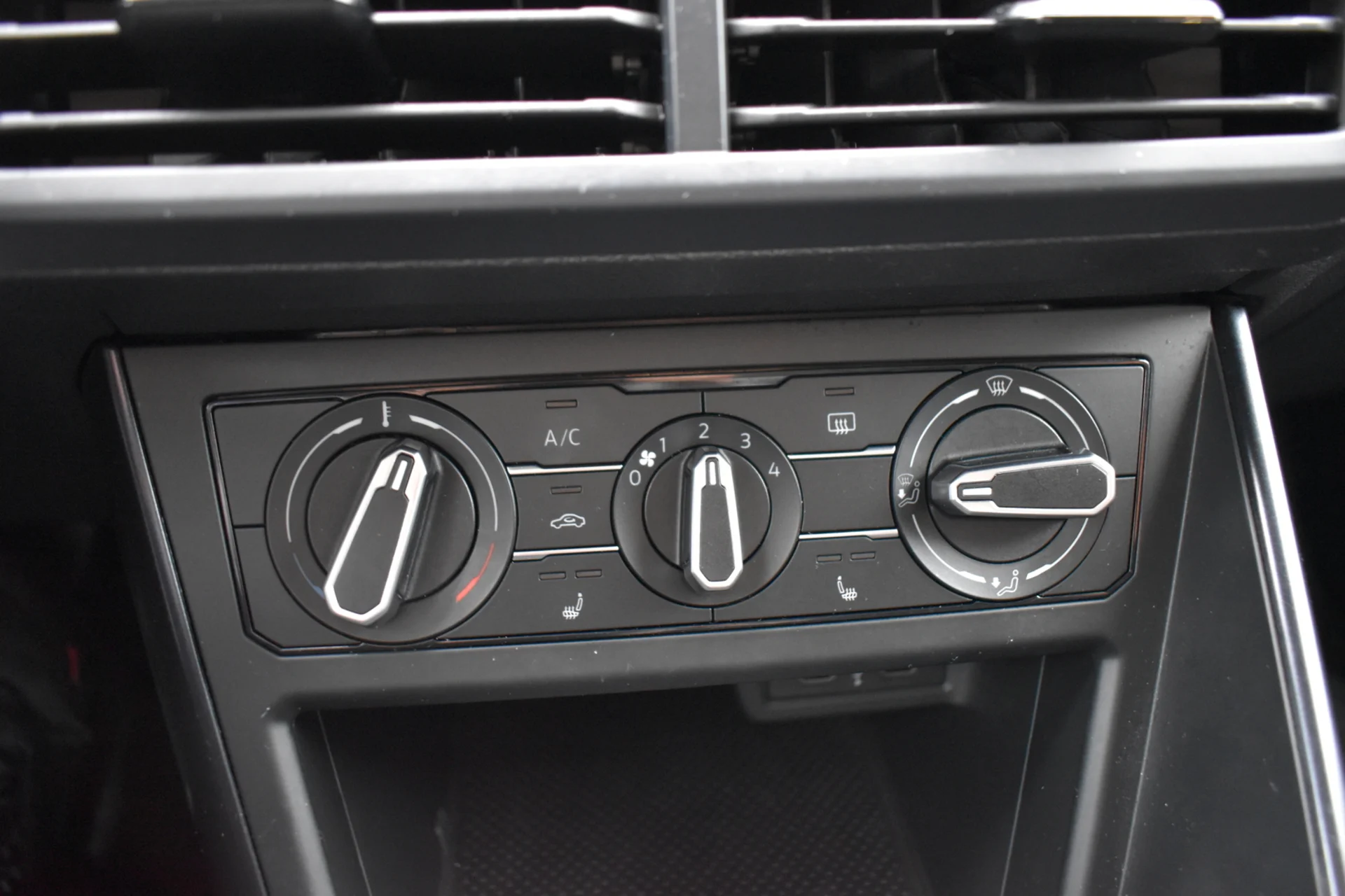 Car Image - 4lCHQLnSKBNUAl1TixEFG1