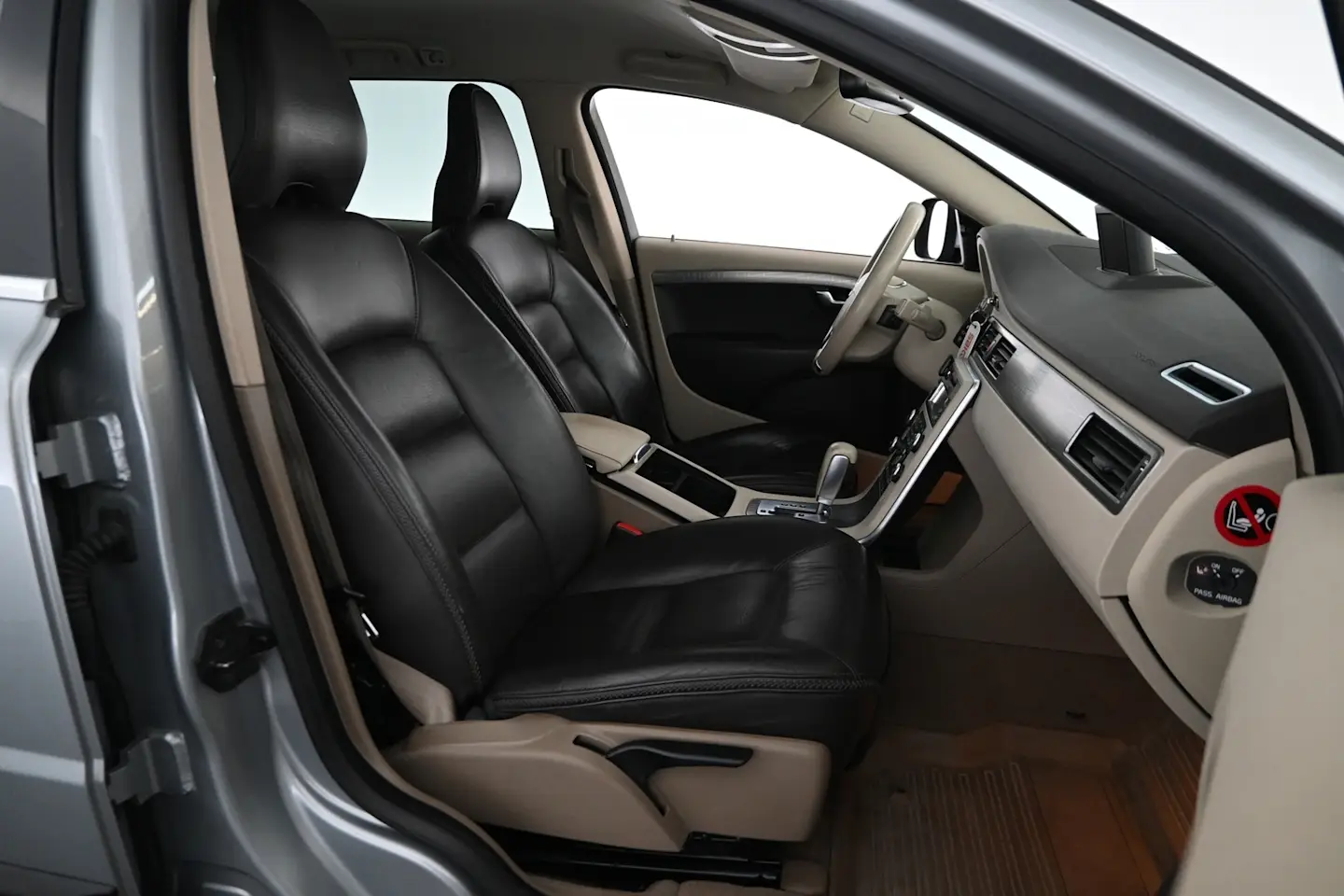 Car Image - R2KSfvElTjb00cxCRcUvg