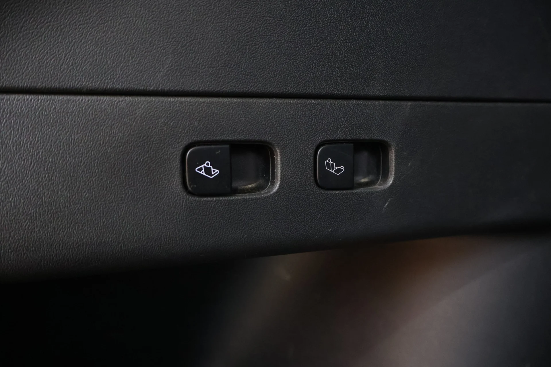 Car Image - 7E2IKaOAjS0va52UR5r25d