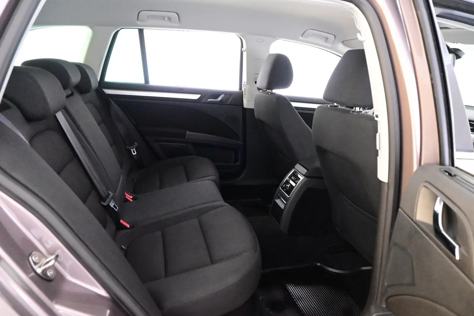 Car Image - 1WoLAcSRGTd6VGUvJvs6Ab