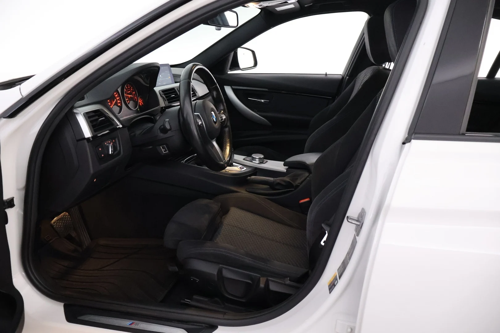 Car Image - dCIKFaSn5rqaGlC5zfkI8