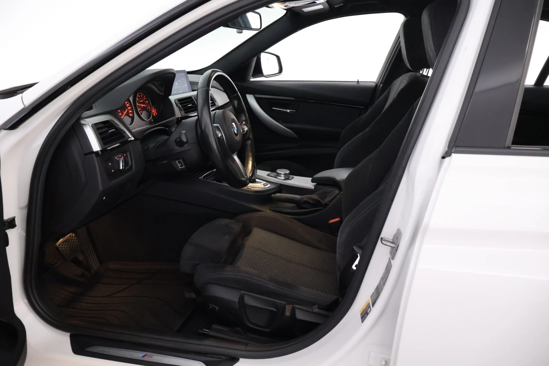 Car Image - dCIKFaSn5rqaGlC5zfkI8