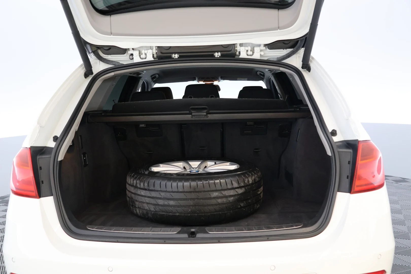 Car Image - 5lV2BNswMcaNBCJ72hTANG