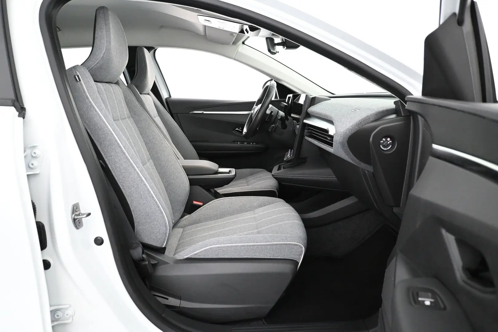 Car Image - 725KKVdHr8xvoeBXhKWeFe
