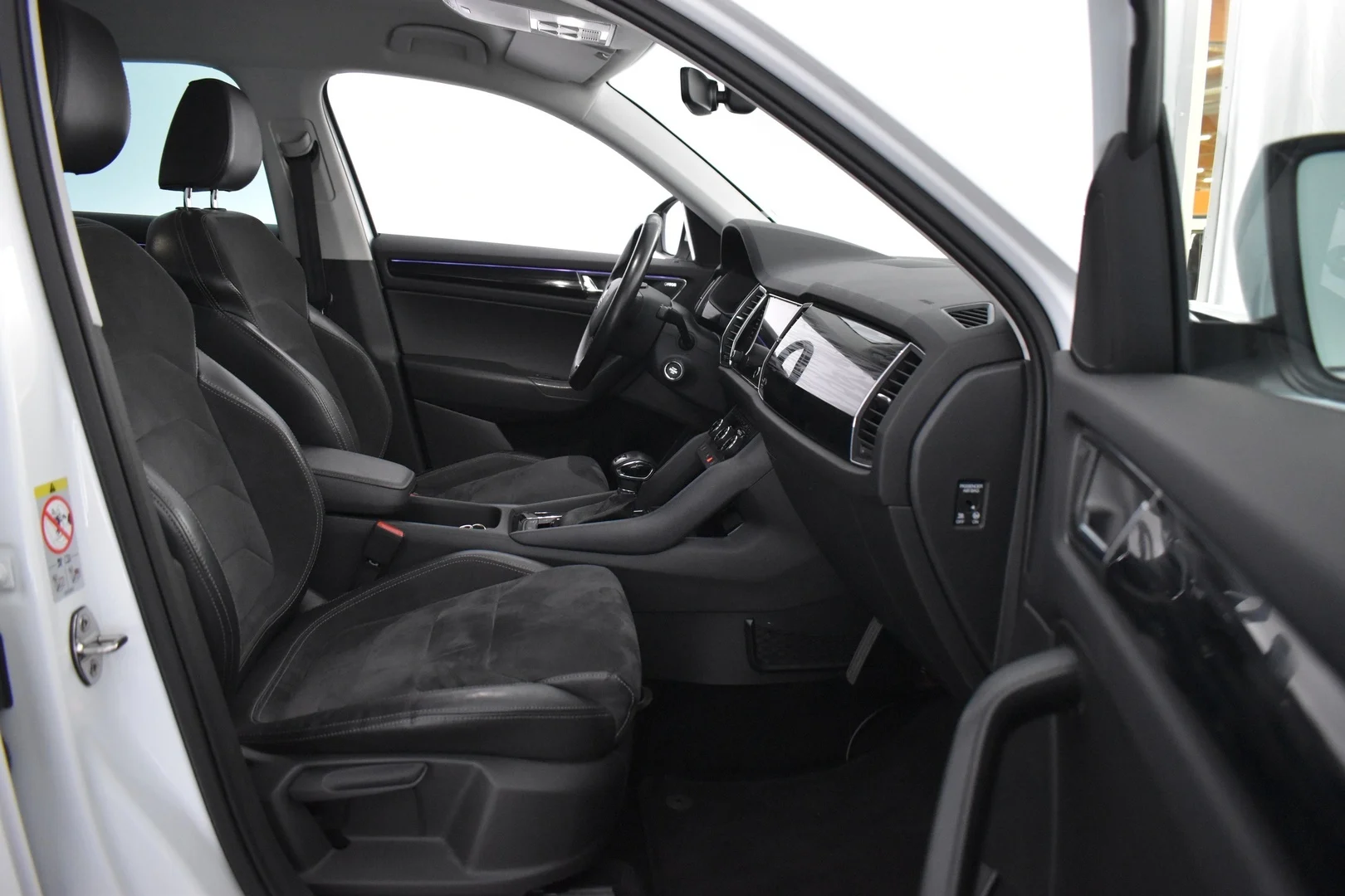 Car Image - 1IPUo3AR17VN4cPQh8Zefx