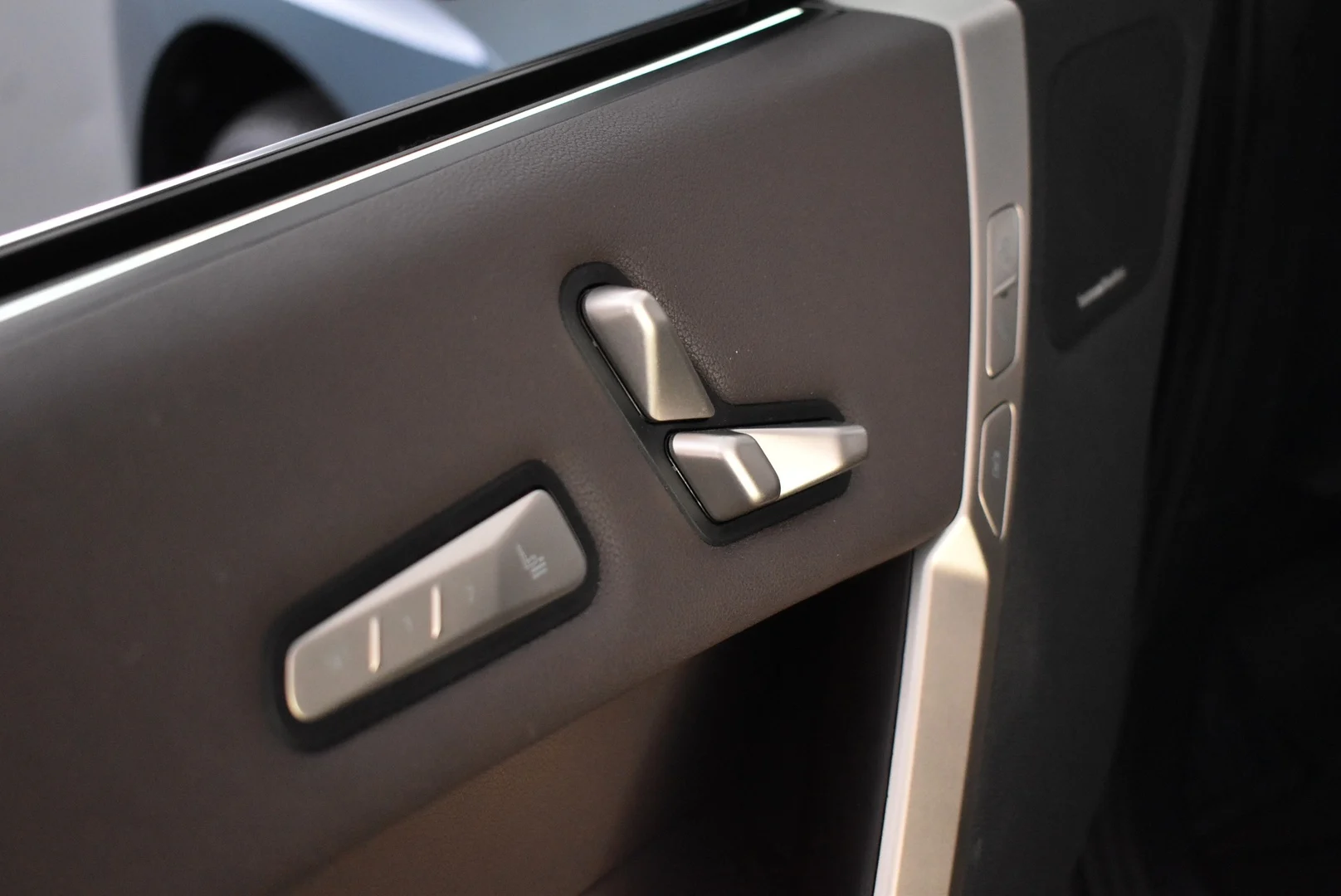 Car Image - 7uiWzLOeFsfXRGRPJAyndb