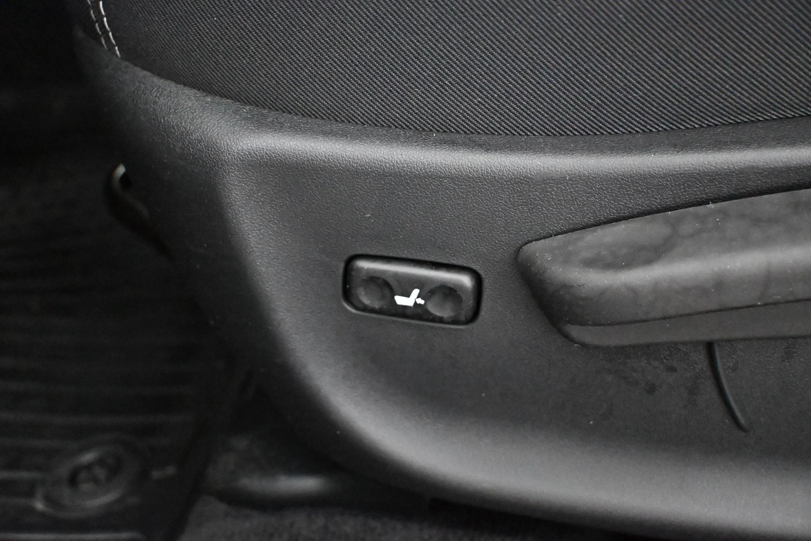 Car Image - 1s1MozESM6nDgRcN0X7Ylt