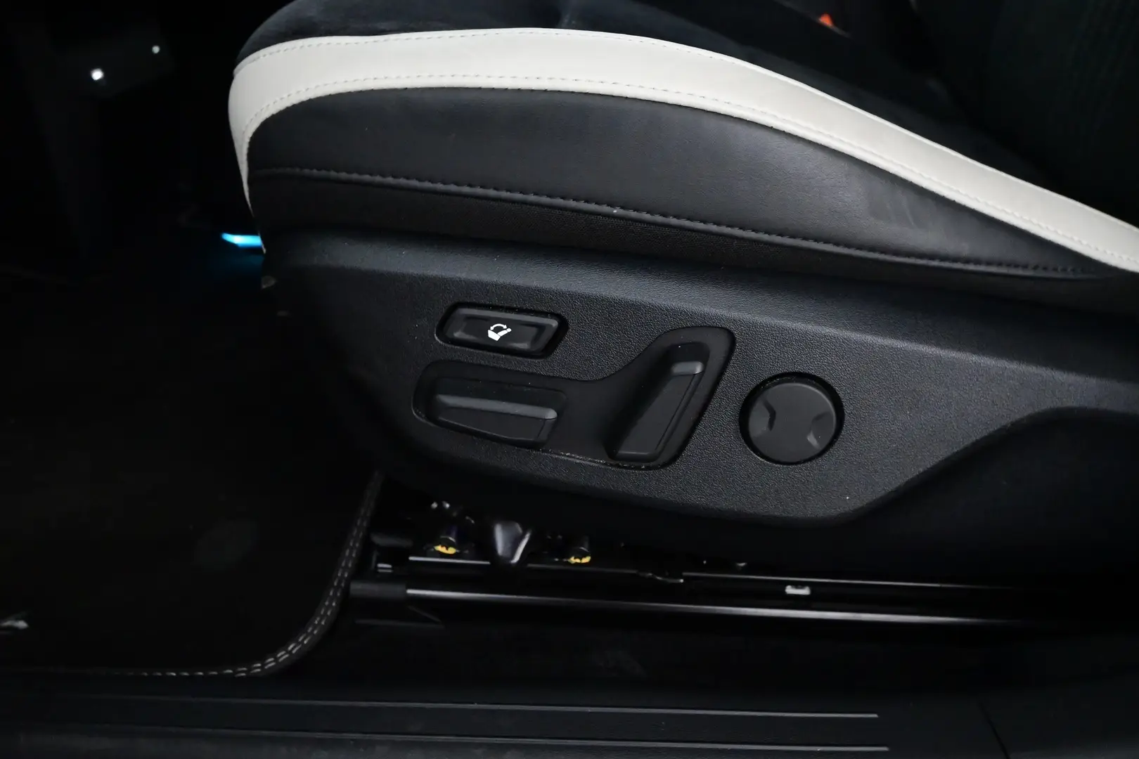 Car Image - 61IixCBTCIHPY2lMNcEu40