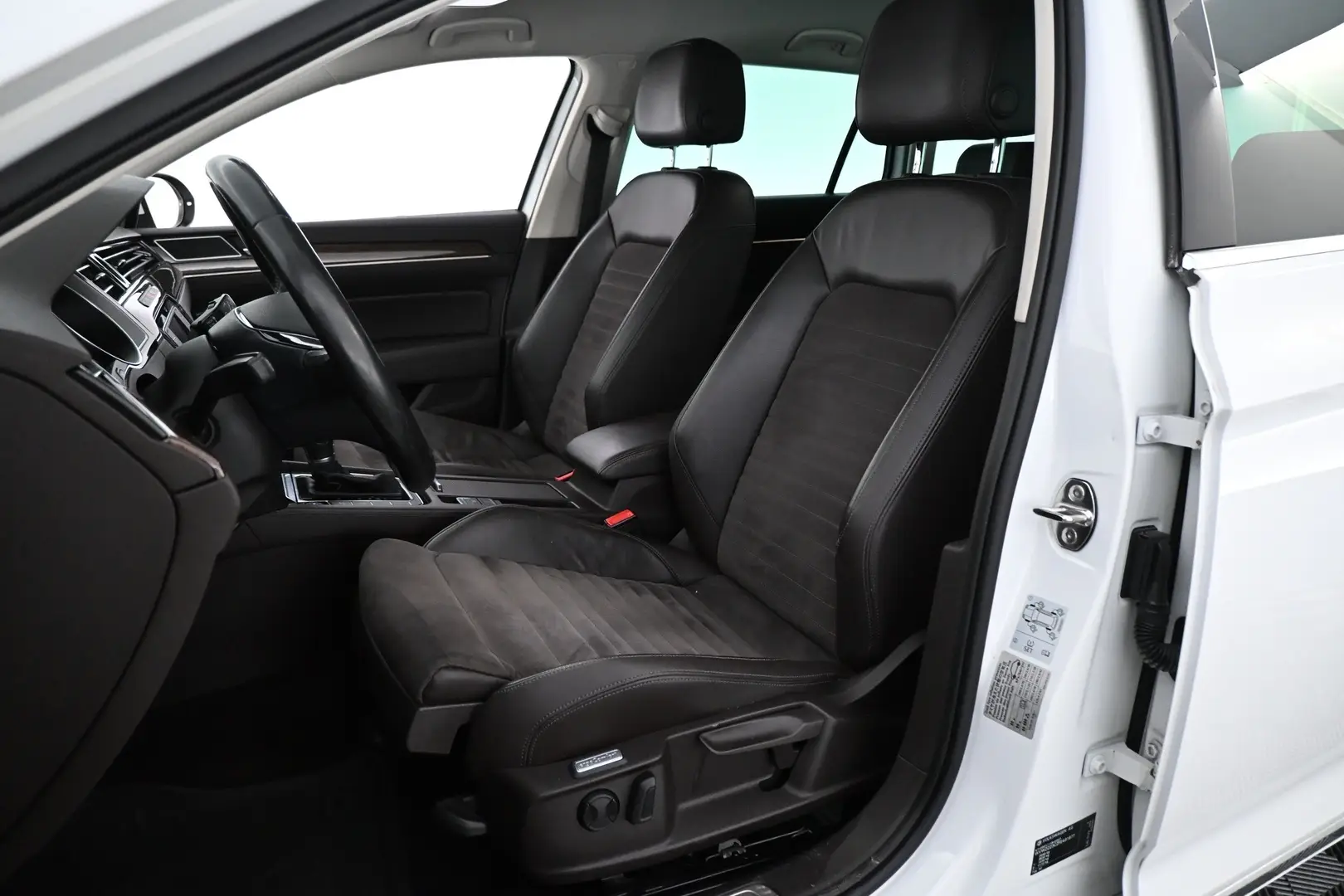 Car Image - 5WRp3vM7kTXiee2M5VPpzl