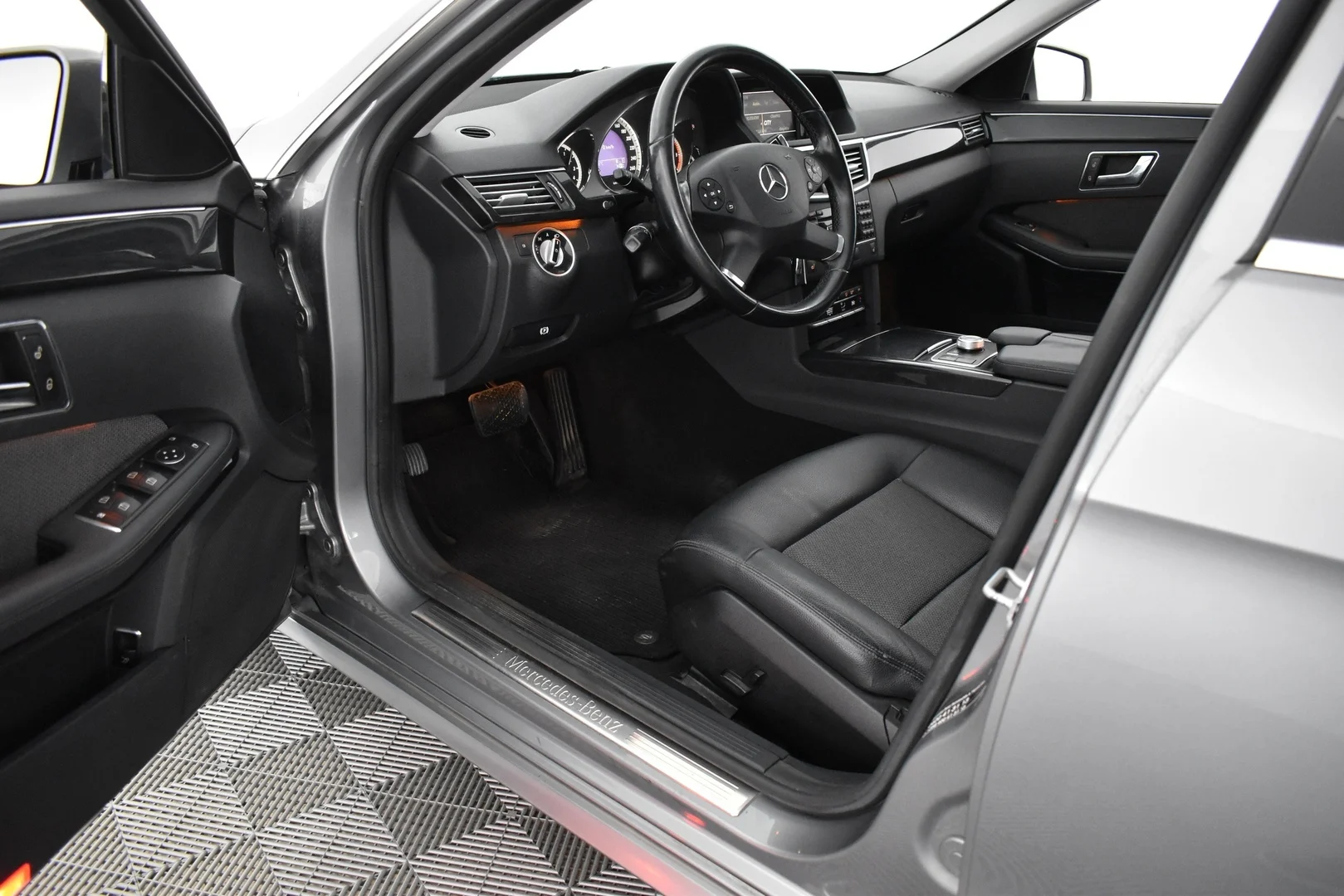 Car Image - 49Q7n0DGQaDk9OgkAkIR8x