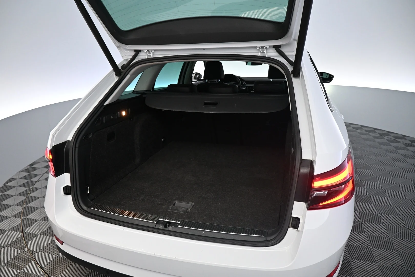 Car Image - 4l6YiS1ywvjkikTaTvpOq8