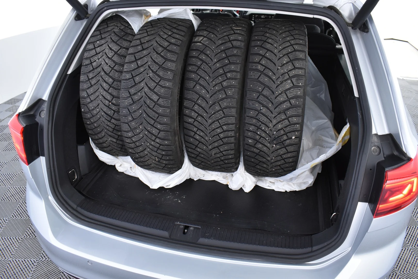 Car Image - yxrTsy2l3ulAghUxL2I4s