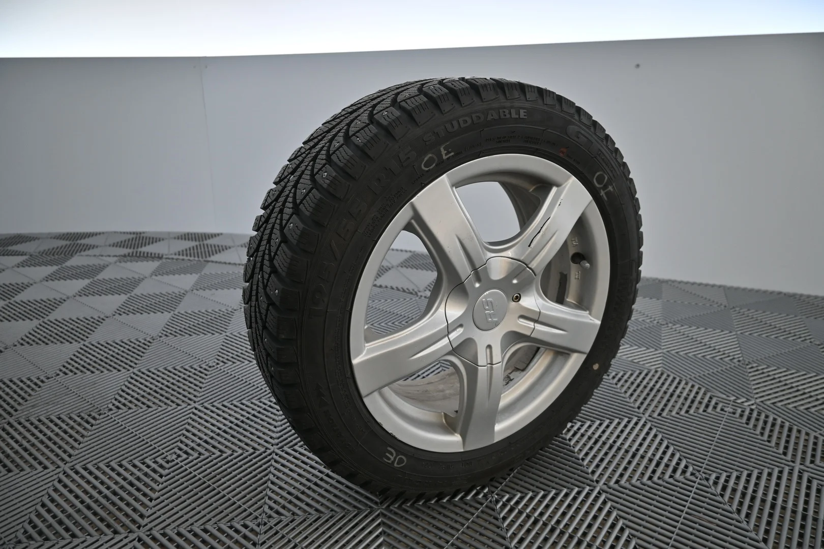 Car Image - 4WrYMux7rcV3l1keuZhGgb