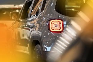 Autojen valot kantavat aiempaa pidemmälle ja kirkkaammin –..