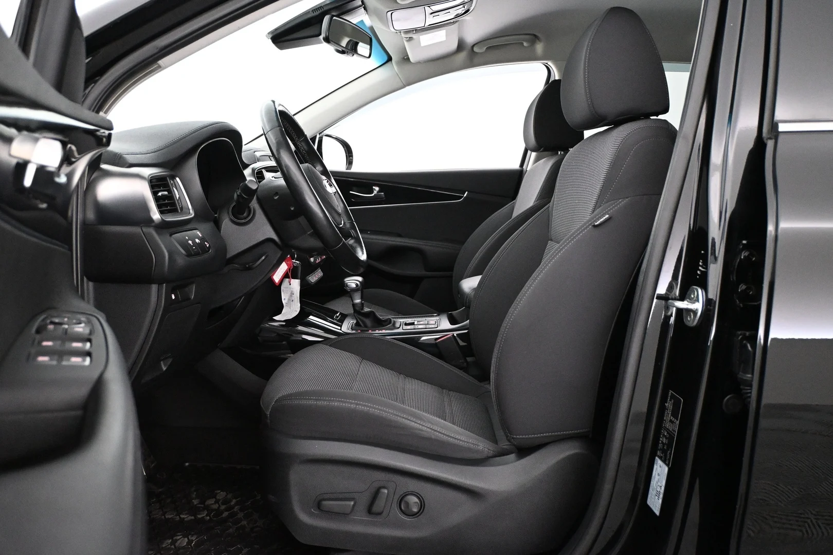 Car Image - 6q16tHMAg9YufhGoFBycTb