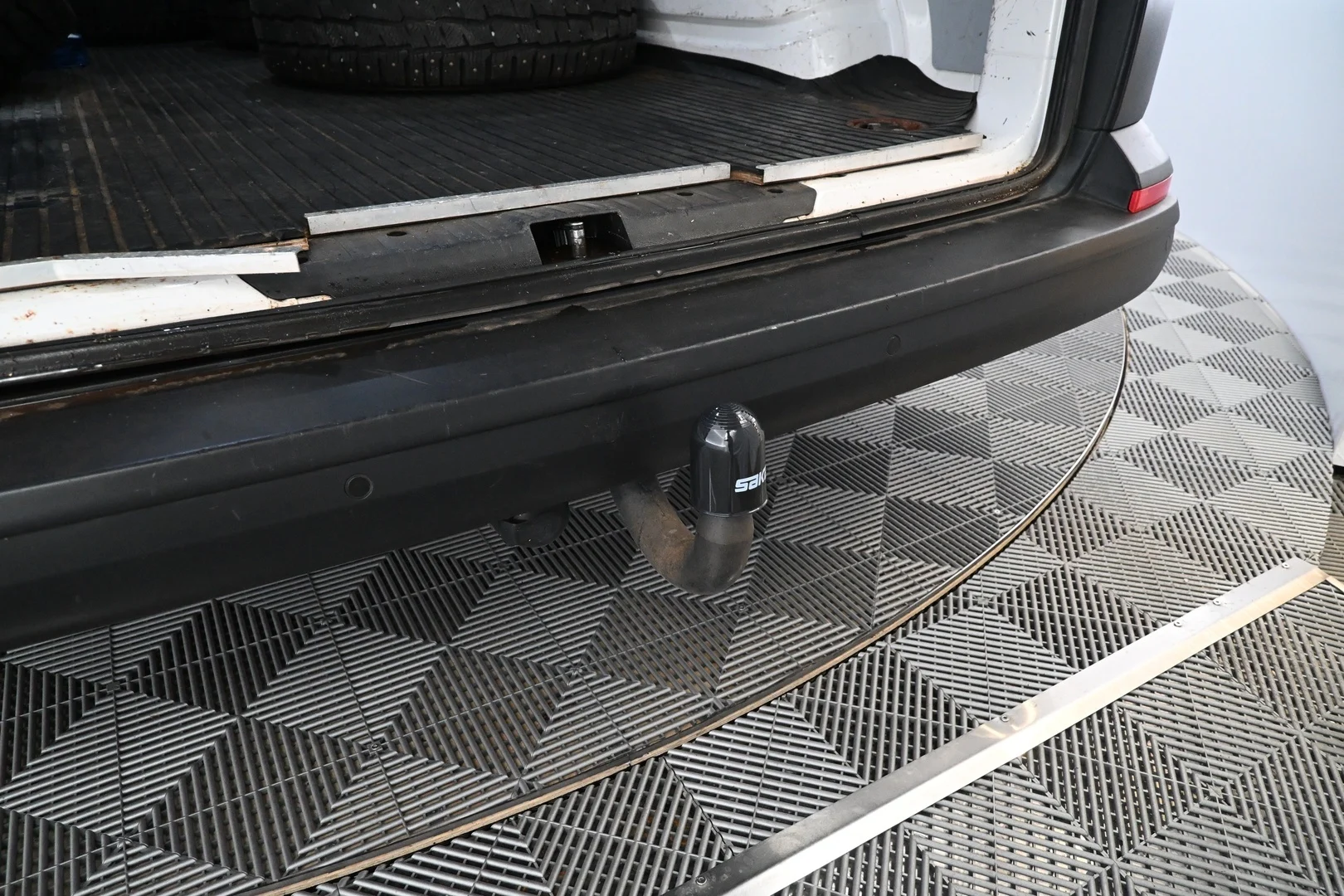 Car Image - 6ujXGNedO60OZsMQMhpd9P
