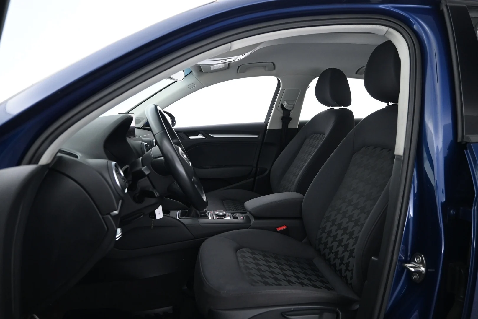 Car Image - 625RYiGndXAin4ePN72yER
