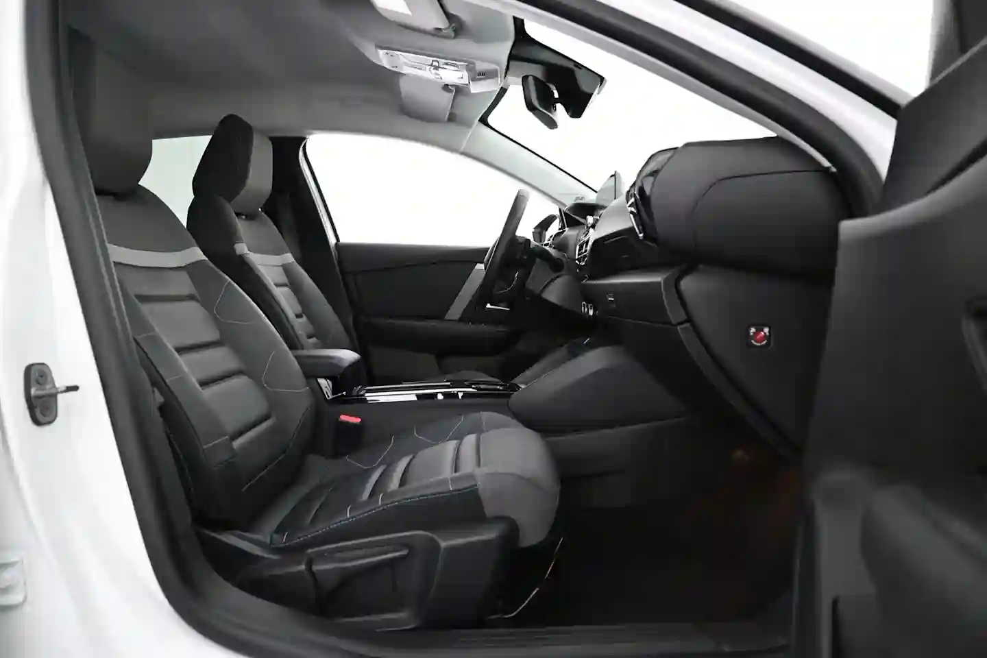 Car Image - 4Vmc8OE0AMLHzTmv4Z4aT7