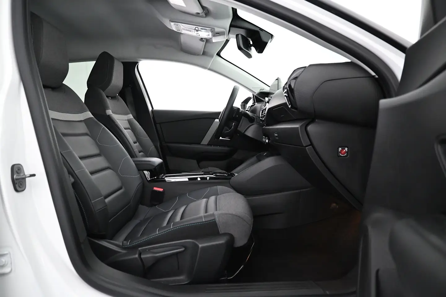 Car Image - 4Vmc8OE0AMLHzTmv4Z4aT7