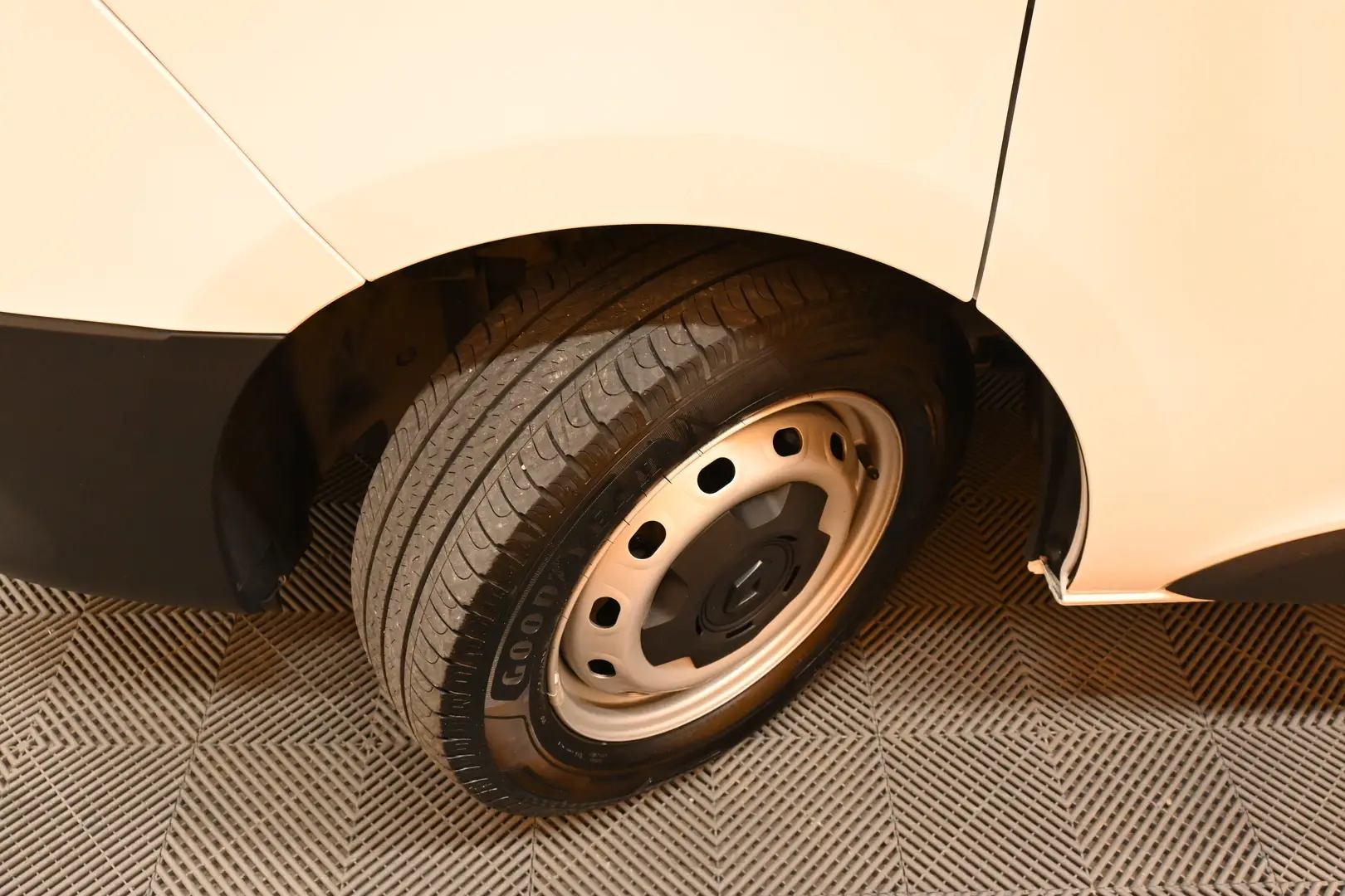 Car Image - 5WQlO86TEC88QPeYpFwV3Z