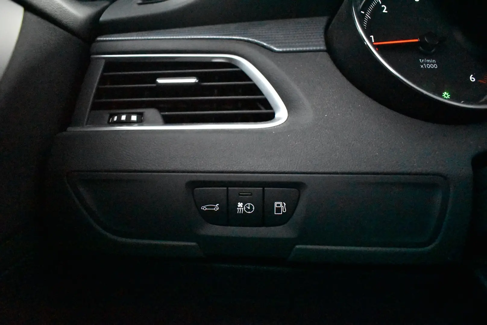 Car Image - 2tmDGw8IKdlUXYlR9Njoeo