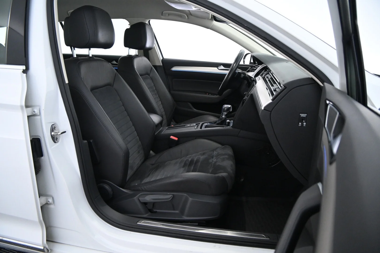 Car Image - 32MWWi9ZiD7MOLz5aEccve