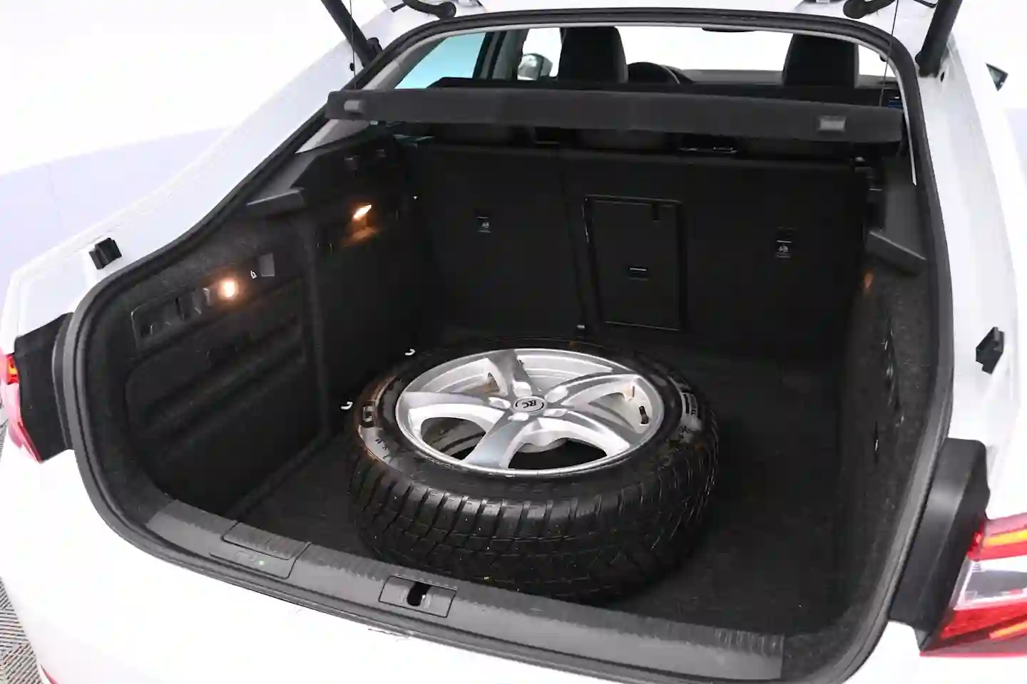 Car Image - 6ZrFRFYFGNBPKJ3rYwrZNL
