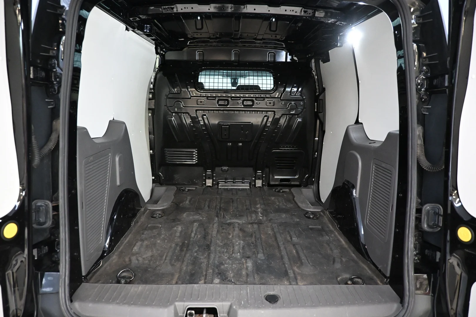 Car Image - 4QpJy4Ad2U01PrcdC5eorE