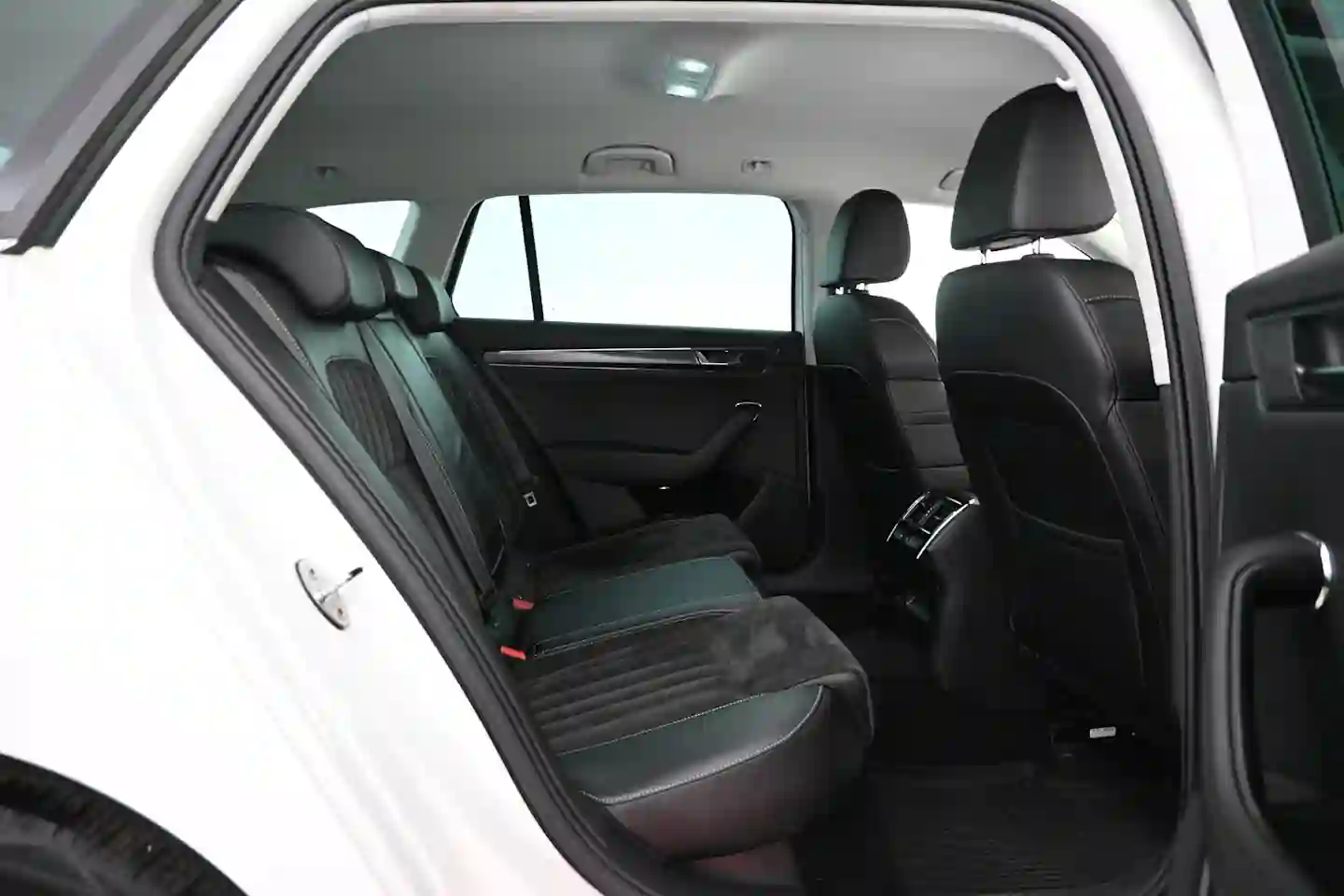 Car Image - 1hTWXRO9i0JH1CttTJJFt3