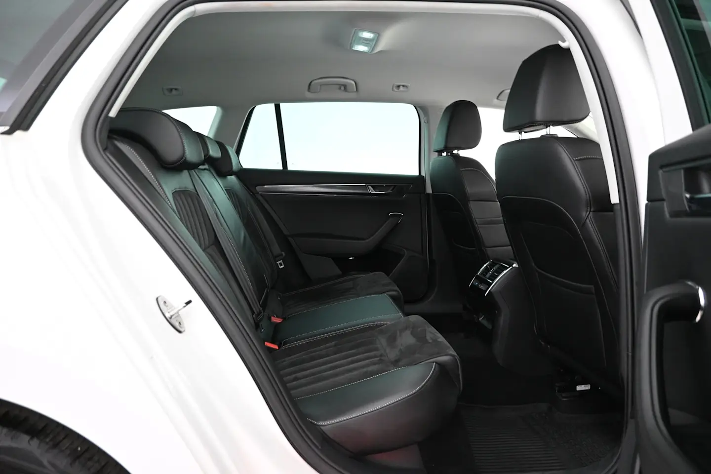 Car Image - 1hTWXRO9i0JH1CttTJJFt3