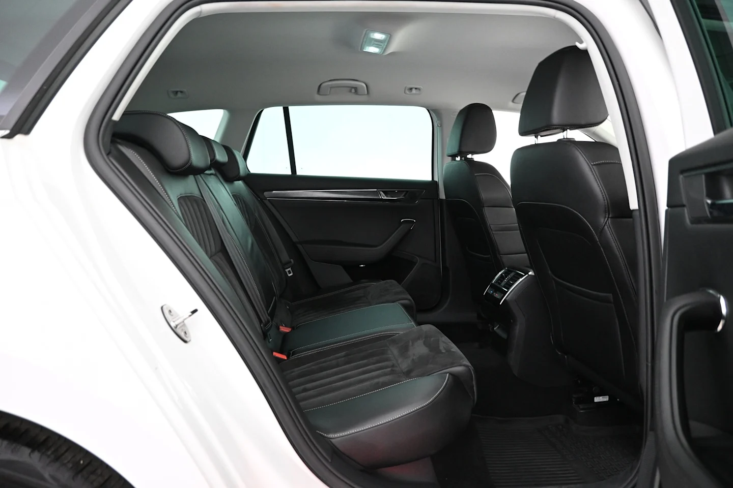 Car Image - 1hTWXRO9i0JH1CttTJJFt3