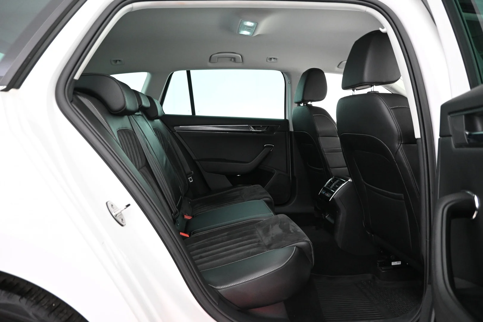 Car Image - 1hTWXRO9i0JH1CttTJJFt3