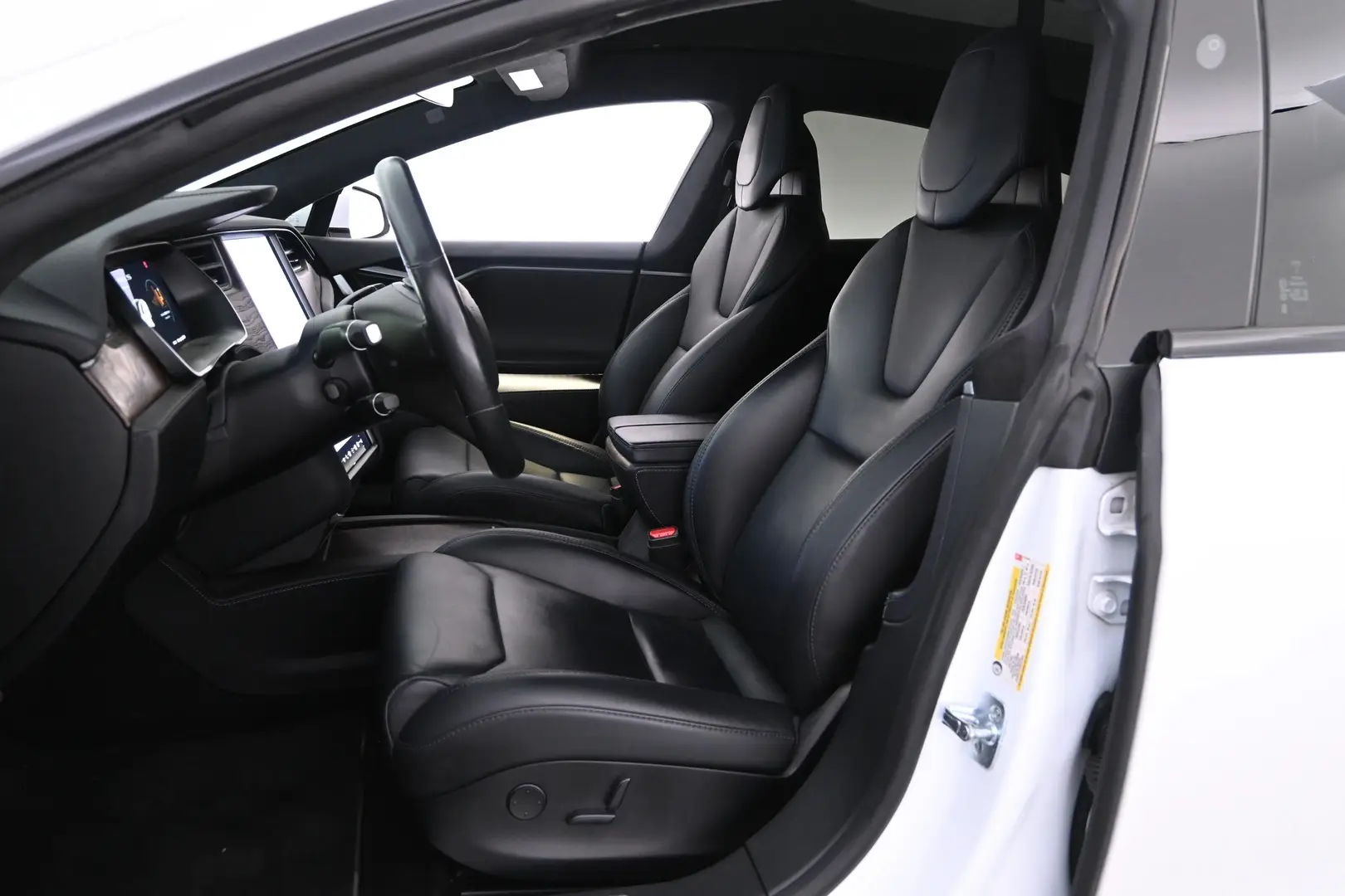 Car Image - F6kS5F6dpENu6hrT5CmWn