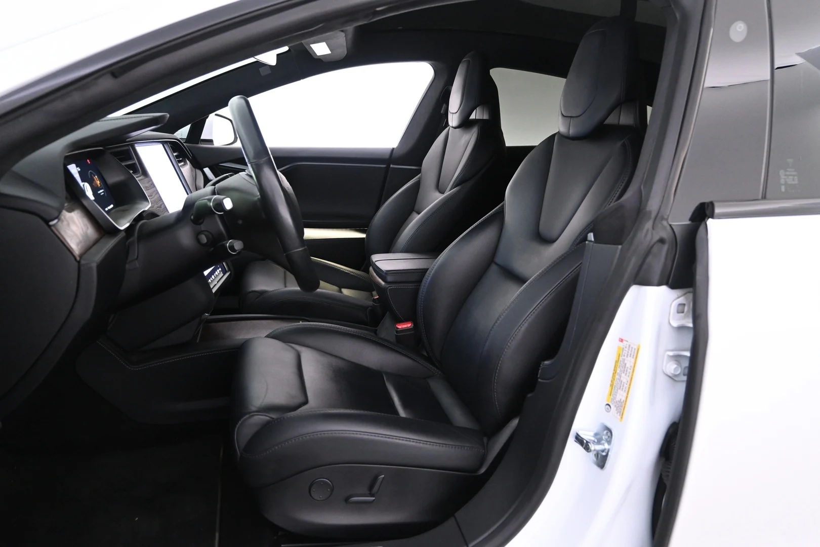 Car Image - F6kS5F6dpENu6hrT5CmWn