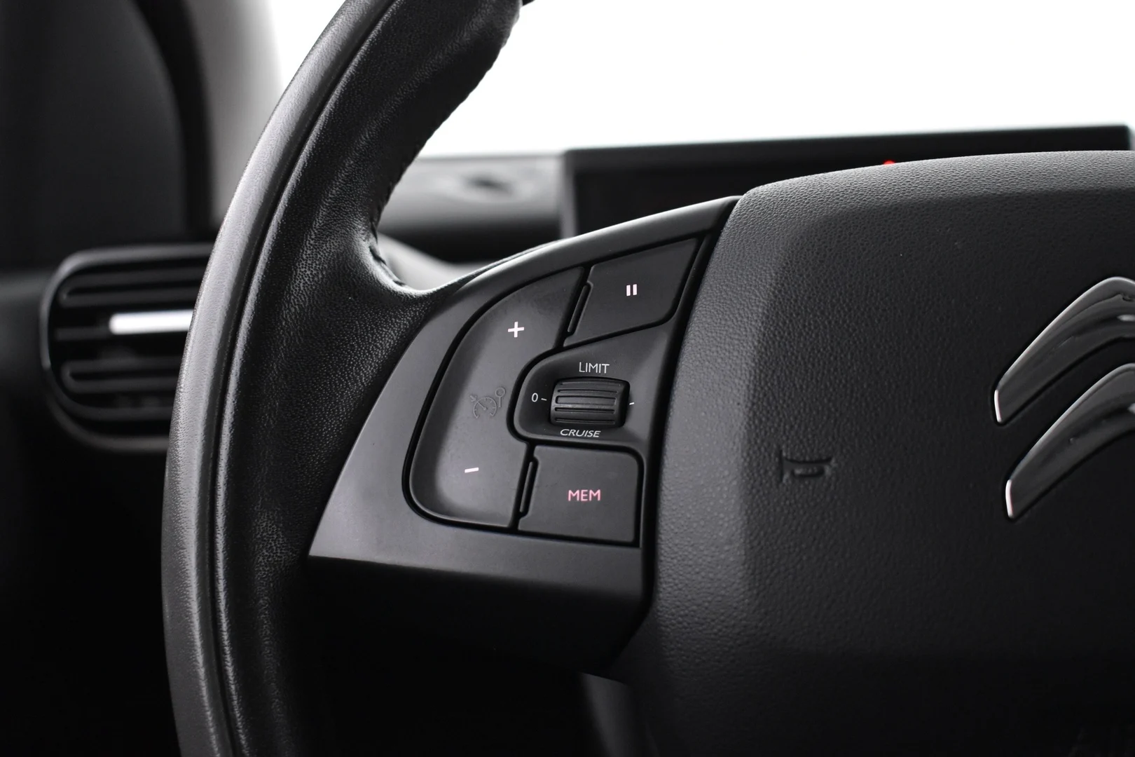 Car Image - 3HRVWVoz4CinsuNXtWA17I