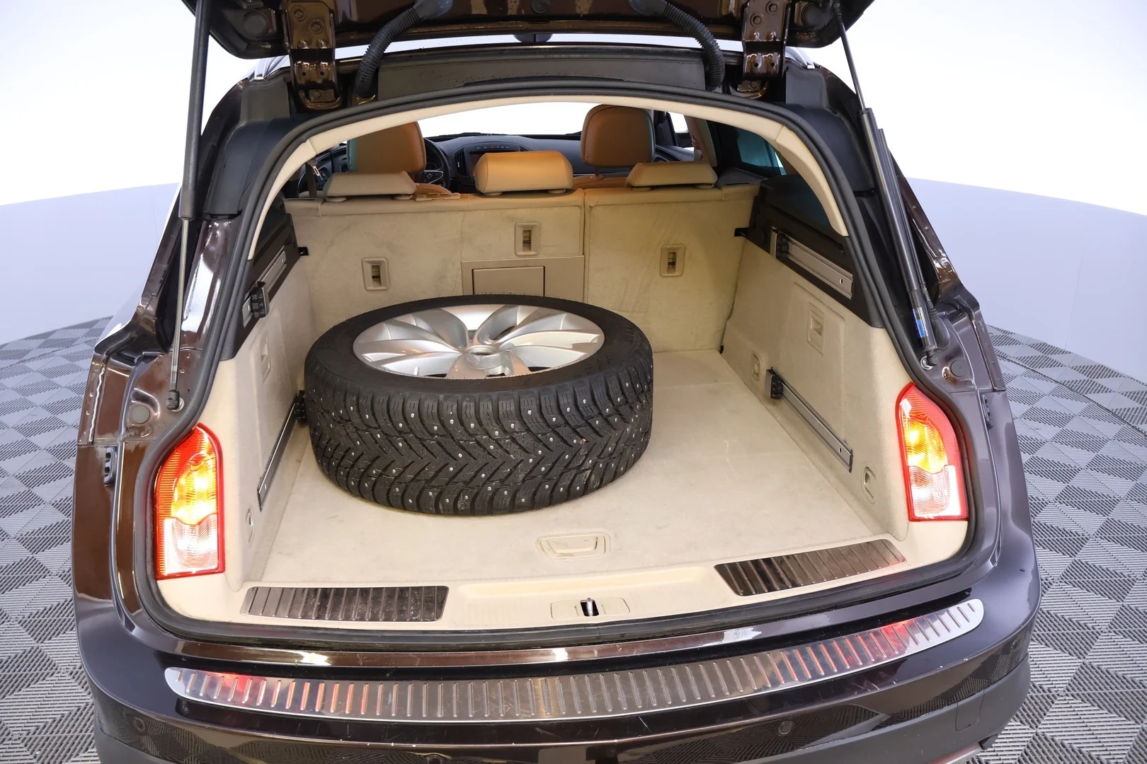 Car Image - 5Rw1DgJBAal4BGzSOMy0Pw