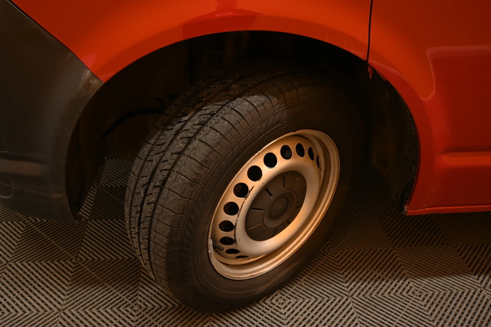 Car Image - 5eIsLSC4l4hdGIUtkmS1dL