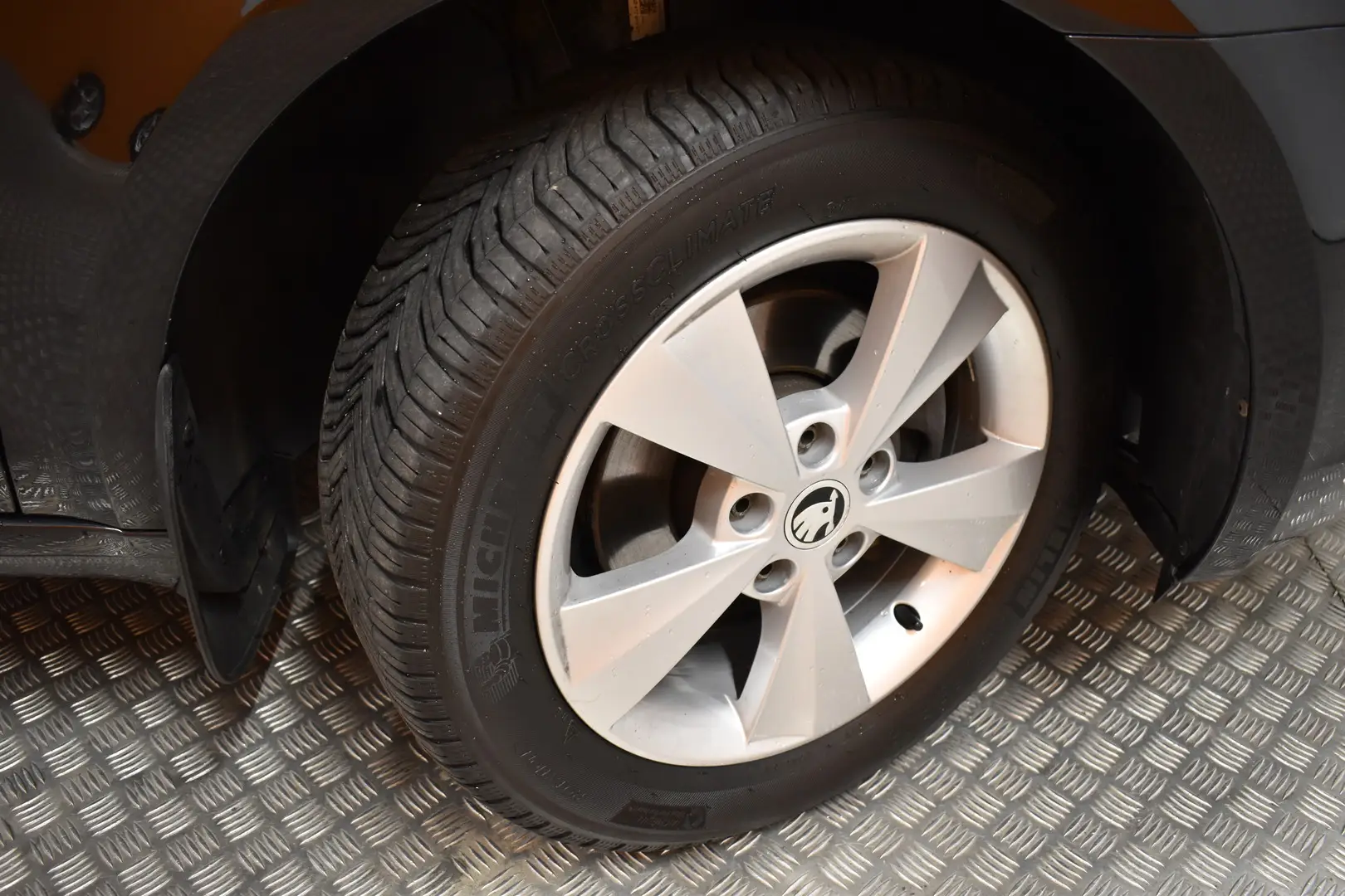 Car Image - 3I65Oqm6F3ZnylpySXjcoQ